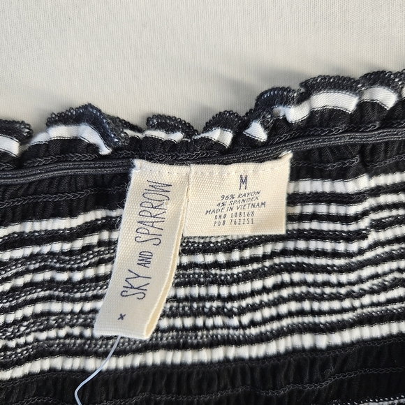 NWT!!! Sky And Sparrow Striped Off-Shoulder Black and White Top, Size Medium - Picture 3 of 4